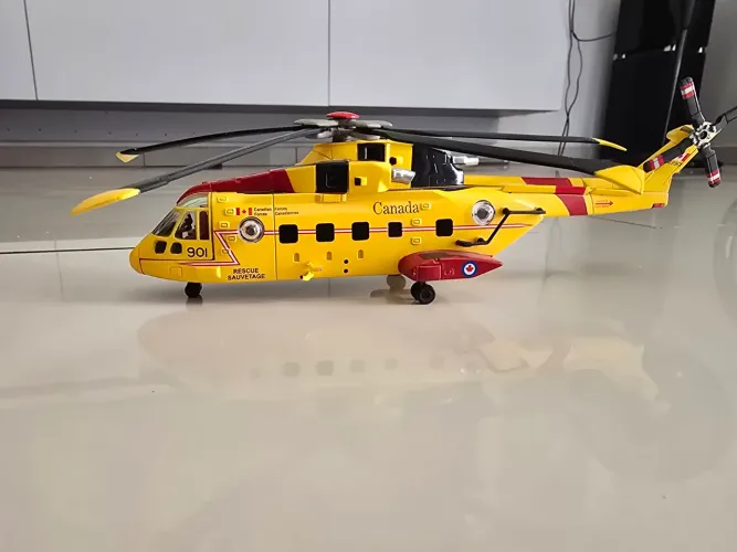 Miniatura Helicóptero AgustaWestland CH-149 Cormorant 1:72 New-Ray Sky Pilot