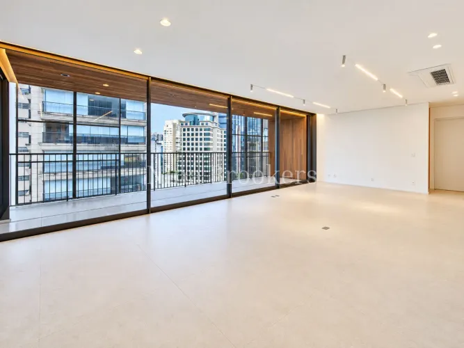 Apartamento de 167 m² na Vila Nova Conceição, com 3 suítes e 2 vagas de garagem.