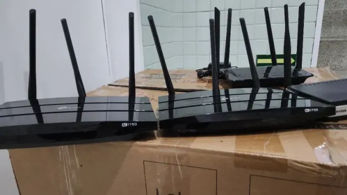 4 roteadores TP-Link e D-Link