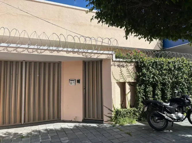 Casa para comercio na Av Pedro Calazans 390m2