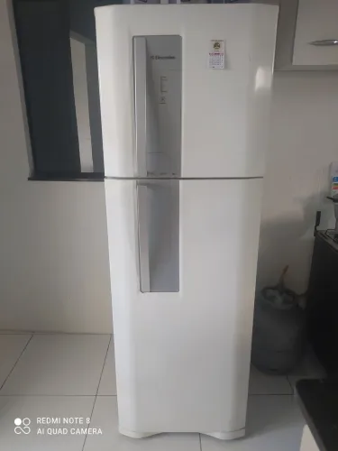 Geladeira em bom estado de uso.