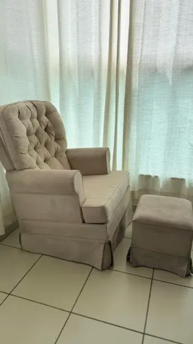 Poltrona de Amamentação Comfort + Puff Cia do Móvel, Cor Bege, Excelente Estado
