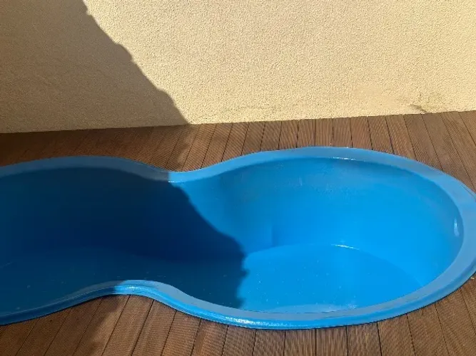 PISCINA COM DECK DE MADEIRA