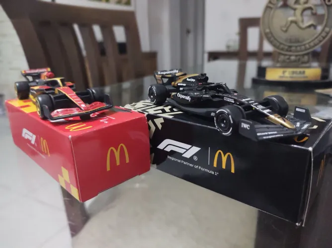 Carros de fórmula1 MC Donald's oficial