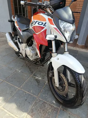 CB 300 impecável