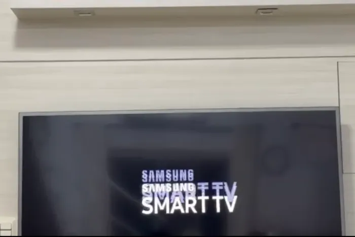 Smart TV SAMSUNG com defeito na tela UN49MU6120G