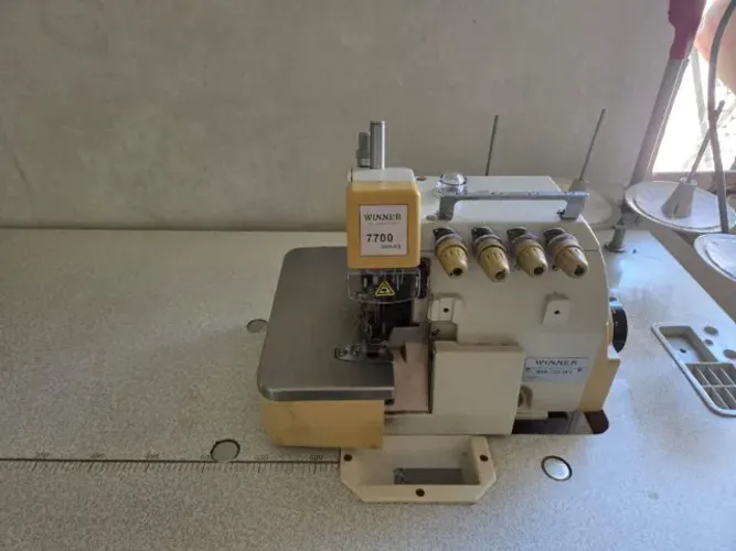Máquina de Costura Overlock Industrial Winner WNN-7700-04-S - Bom estado