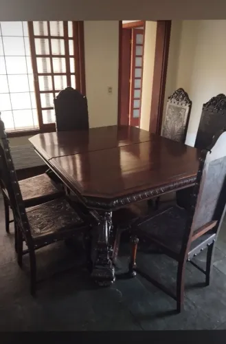 Sala de jantar jacarandá maciço com cadeiras de couro