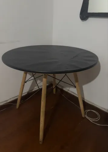 Mesa redonda com tampo preto 