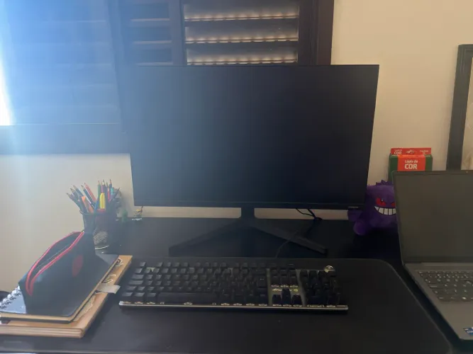 Pc gamer com cadeira e mesa 