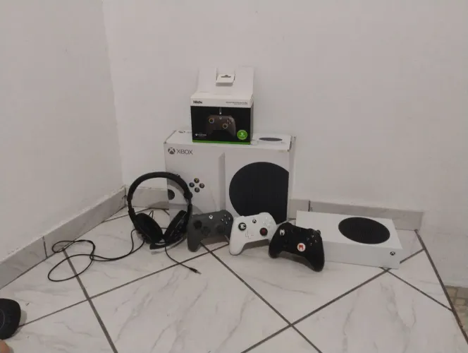 Xbox series S com 3 controles + headset