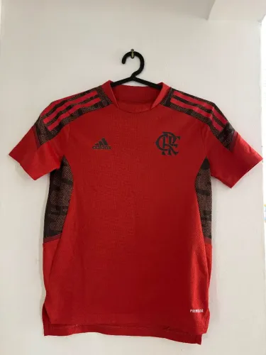 camisa de treino do Flamengo da Adidas, na cor vermelha infantil usada em bom estado
