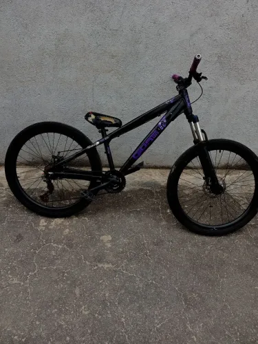 Vendo esta gios frio 2025 cor preta e roxa ótimo estado
