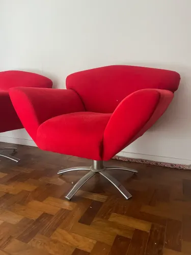 Duas Poltronas Giratórias Vermelhas ? Design Retrô