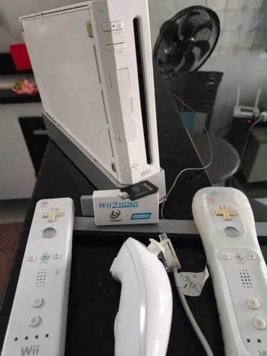 Nintendo Wii (Desbloqueado) + Controles + Jogos da sua escolha