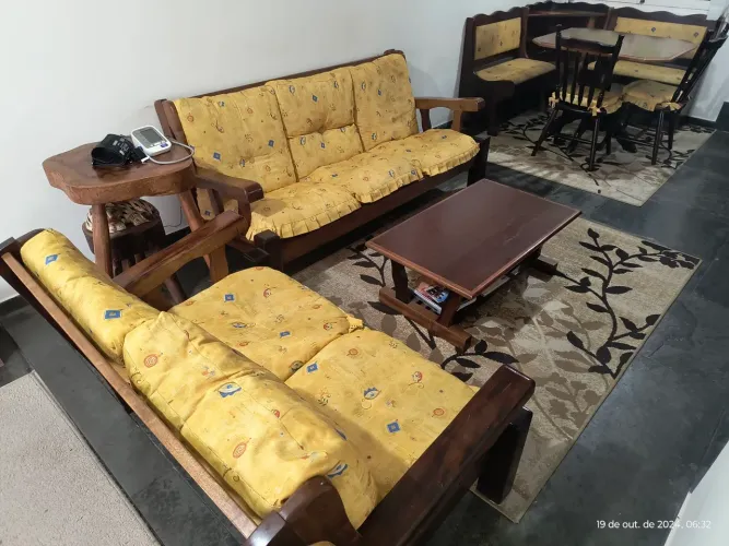 Jogo de sofá em imbuía maciça 2 e 3  lugares  com mesa de centro 