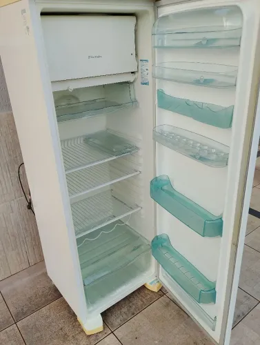 Geladeira grande, muito conservada