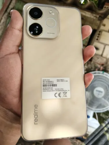 Vendo celular parado na tela da play Joy ( Realme Note 70 )