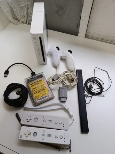 Nintendo Wii Desbloqueado com mais de 100 jogos / 2 controles e sensor perfeit.