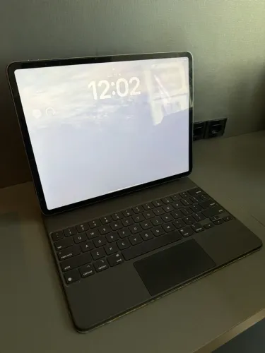 iPad Pro 12,9 - 4ª Geração - 128 GB + Magic Keyboard