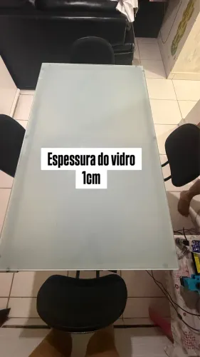 Mesa com tampa de vidro