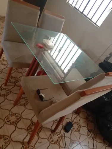 Mesa de vidro com 4 cadeiras