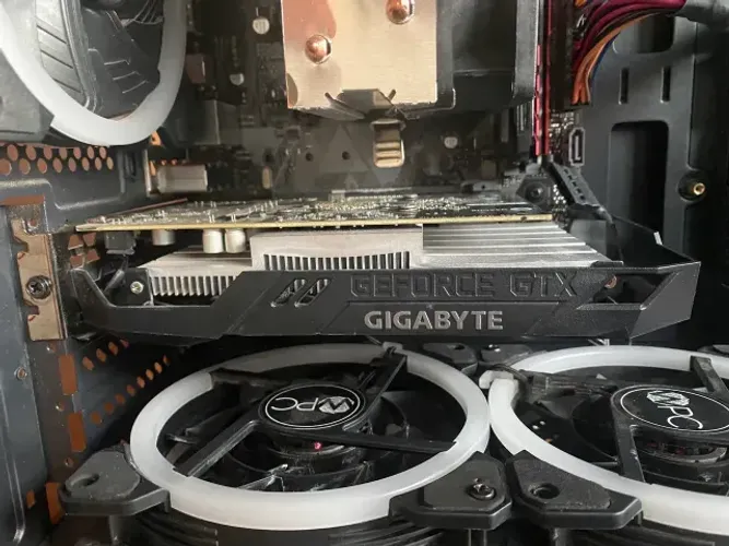 GTX 1650 Gigabyte 4GB - Funcionando / possível defeito - Leia descrição