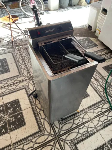 Fritadeira Industrial 8000W - ideal para cozinhas profissionais 