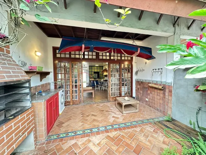 Casa para Locação Anual em Condomínio Fechado a 250 Metros da Praia em Barra do Una