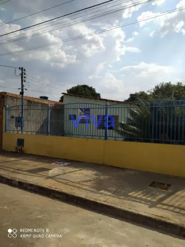 Vende-se lote com dois barracões, sendo o barracão da frente com 2 quartos 1 banheiro, sal