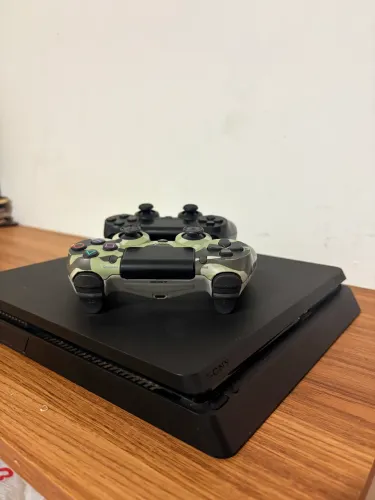 PS4 Slim 500GB - 2 Controles - Diversos jogos