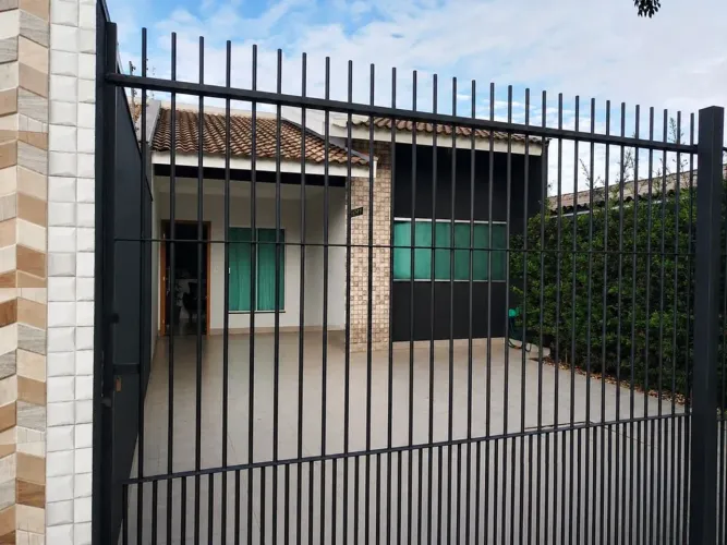 Casa à Venda no Parque Hortência II em Maringá com 3 Quartos