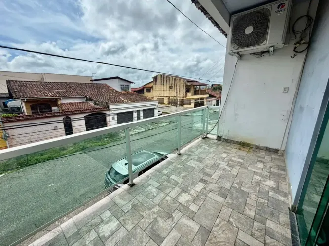 VENDO EXCELENTE CASA COM DOIS PAVIMENTOS, CINCO SUITES, ENERGIA SOLAR - LOCALIZAÇÃO PRIVIL