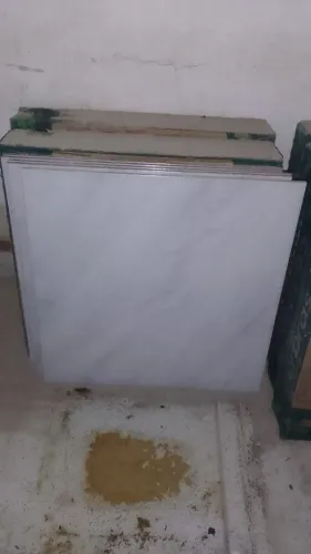 Piso Cerâmico Branco Acinzentado esmaltado 46x46 cm - Efeito Marmorizado