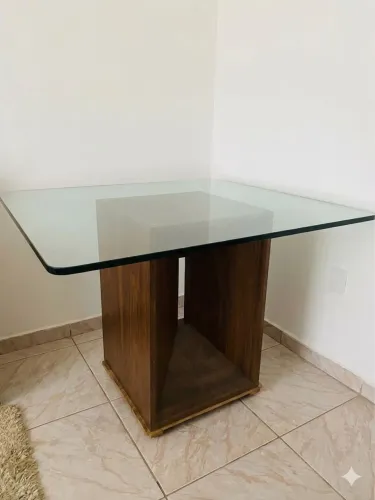 Mesa de jantar quadrada com tampo de vidro e base em madeira 