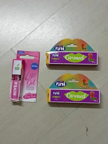 3 Hidratante labial Nívea e fini minhocas