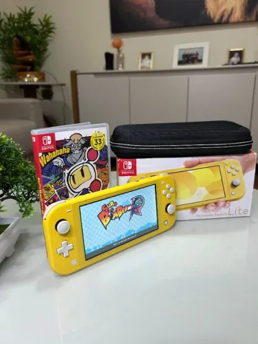 Nintendo Switch Lite Amarelo Com Caixa, Case e Super Bomberman