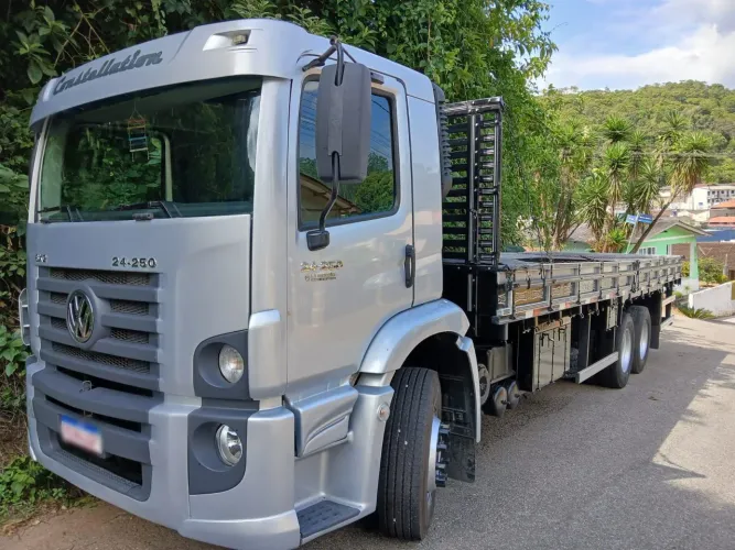 Vendo ou troco 24 250 . 2012 Avista 275mil na troca 285 mil