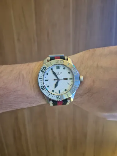 Relógio Gucci G-Timeless Sport (ref 126.2), 44mm