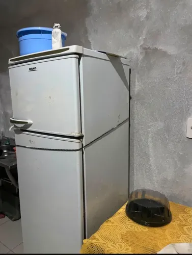 Vendo geladeira gelando perfeitamente 350 reais das grandee