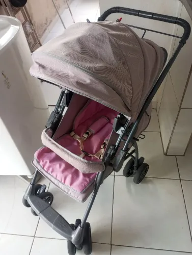 Vendo carrinho de bebê em ótimo estado não faço entrega