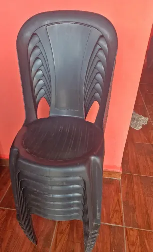 7 cadeiras de plástico resistente a peso somente 200 reais rodas