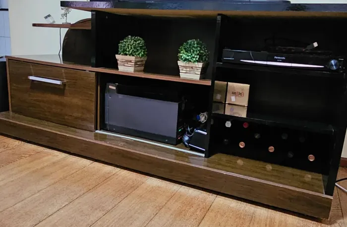 Rack para TV 1,74 m Amadeirado/Preto - Excelente Estado