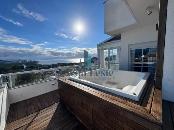 Elegância e vista mar em uma cobertura única