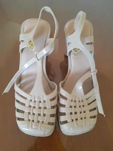 Sandália bege de plataforma estilo Melissa