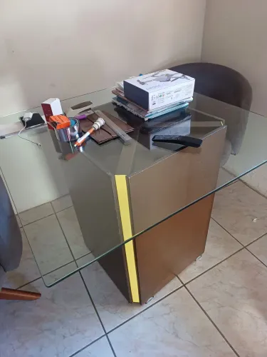 Mesa de vidro com três  poltronas,  vidro  quadrado,  inteiro.