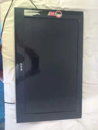 TV CCE Led 24" com defeito