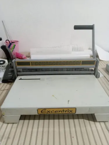 Máquina de encadernação excentrix