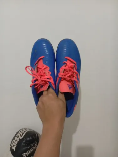 Chuteira Adidas + caneleira/tornozeleira Penalty