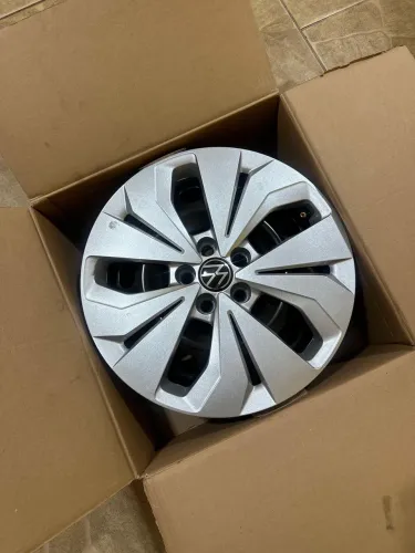 Rodas de ferro e calota nunca usadas